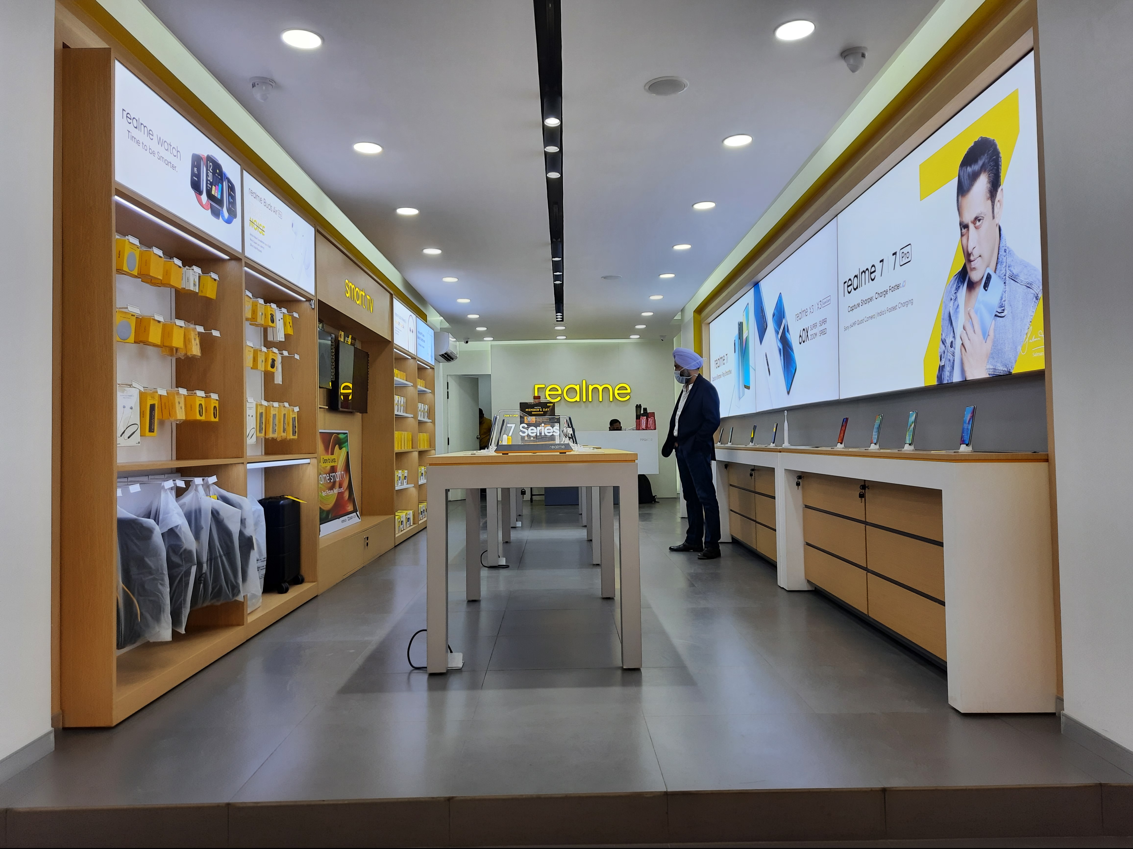 Retail and bank interior fit-out by DdecorArch