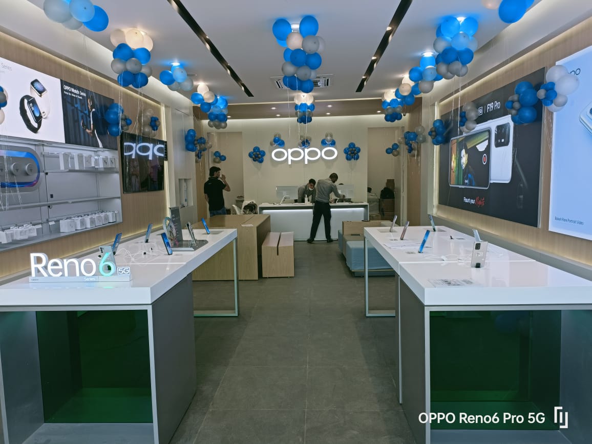 Showroom and retail interior by DdecorArch